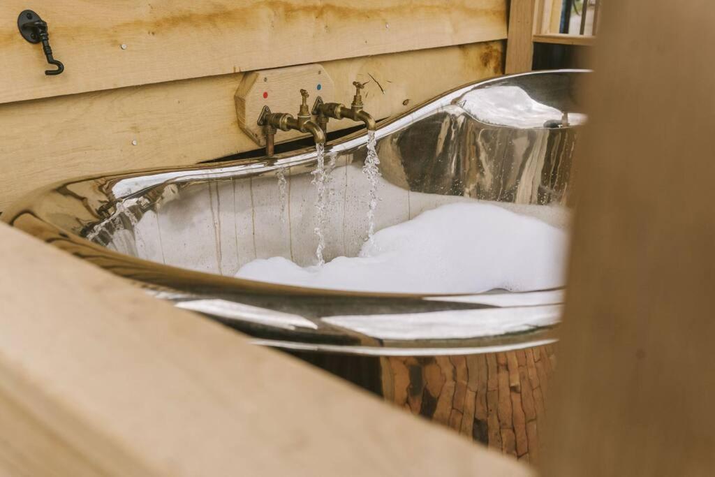 Island Hut - Outdoor Bath Tub, Firepit And Water Equipment Apartment Saltford Luaran gambar